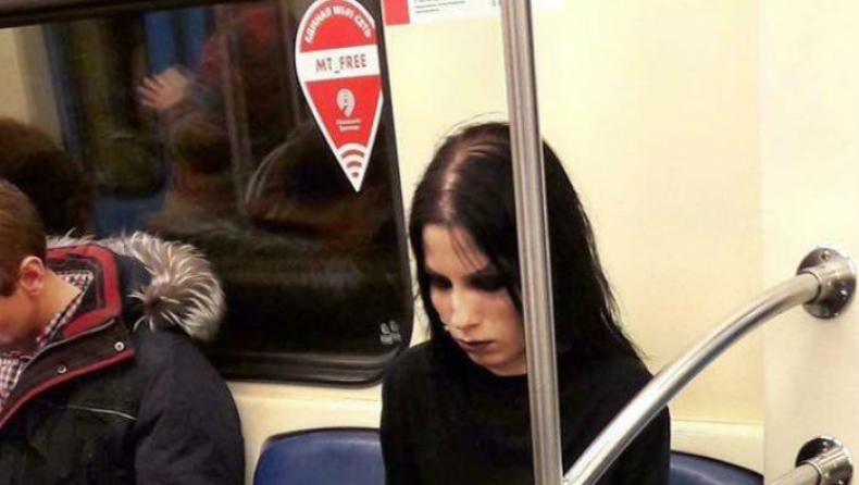 Αυτή η φωτογραφία μιας κοπέλας στο μετρό έσπασε όλα τα ρεκόρ σε likes (pics)