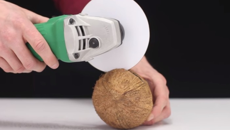 Μέχρι και καρύδα κόβεις με χαρτί! (vid)