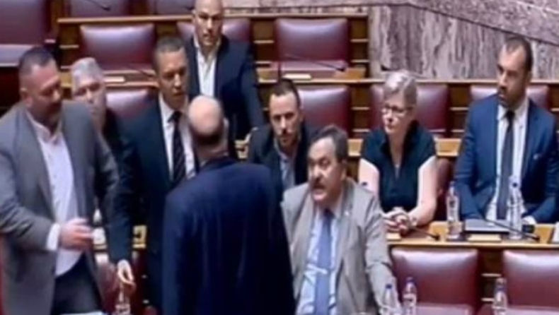 To twitter «οργιάζει» με την επίθεση Κασιδιάρη στον Δένδια (pics)