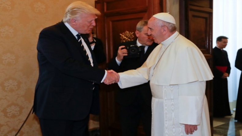 Το βλέμμα γεμάτο αμηχανία και αντιπάθεια μεταξύ Τραμπ και Πάπα (vid)