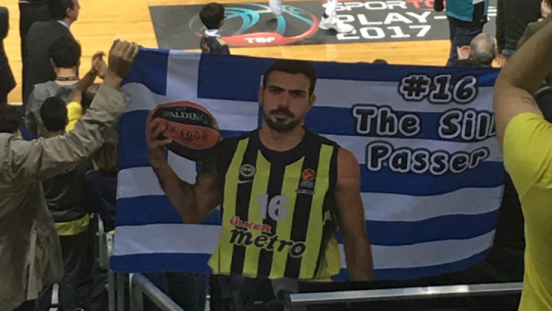 Ελληνική σημαία για χάρη του «μεταξένιου πασέρ» Σλούκα (pic)