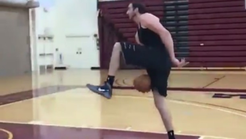 Φοβερός Κουφός: Περνάει τη μπάλα κάτω από τα πόδια και... καρφώνει! (vid)