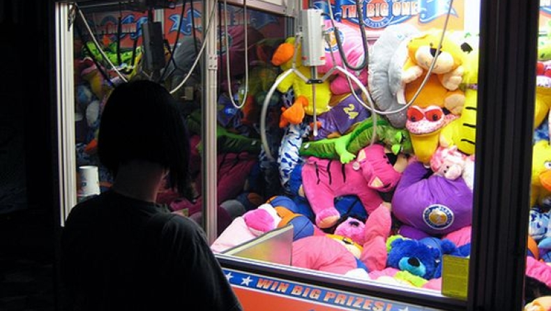 Ο τρόπος για να «κλέψεις» το παιχνίδι με την δαγκάνα και τα αρκουδάκια (vid)