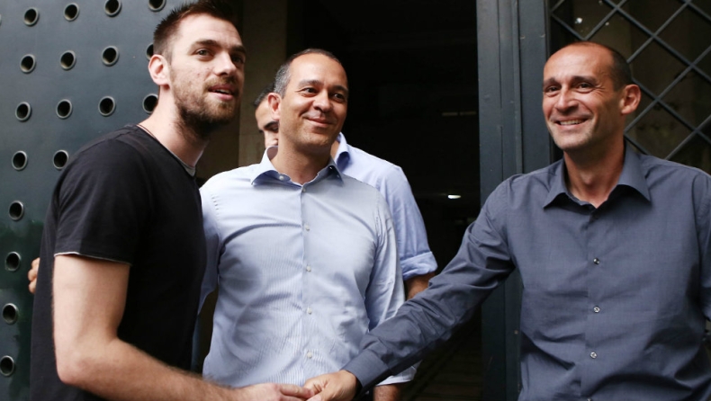 Έμεινε και ο Μάντζαρης στον Ολυμπιακό! (pics & vids)