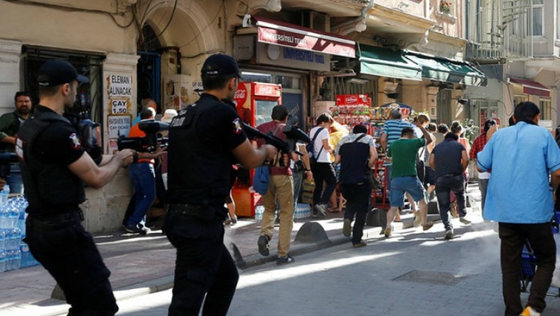 Τουρκία: Η αστυνομία προσπαθεί να «διαλύσει» το Gay Pride (pics)