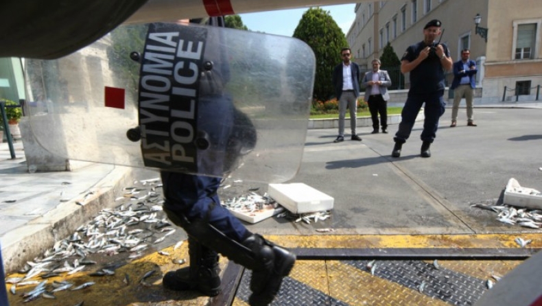 Πέταξαν σαρδέλες στη Βουλή! (pics)