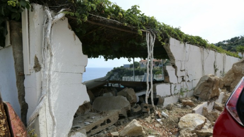Γυναίκα είναι εγκλωβισμένη σε ερείπια