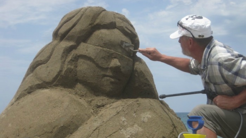 Γλυπτά από άμμο σε παραλία της Κρήτης (pics & vid)