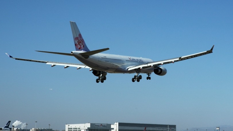 Προληπτική γιαγιά πέταξε κέρματα στον κινητήρα και άργησε η πτήση!