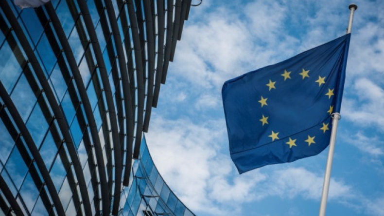Μέτρα ελάφρυνσης του χρέους ζητάει η Κομισιόν