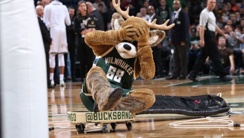 Και η μασκότ των Μπακς αποθεώνει τον Γιάνναρο (pic)