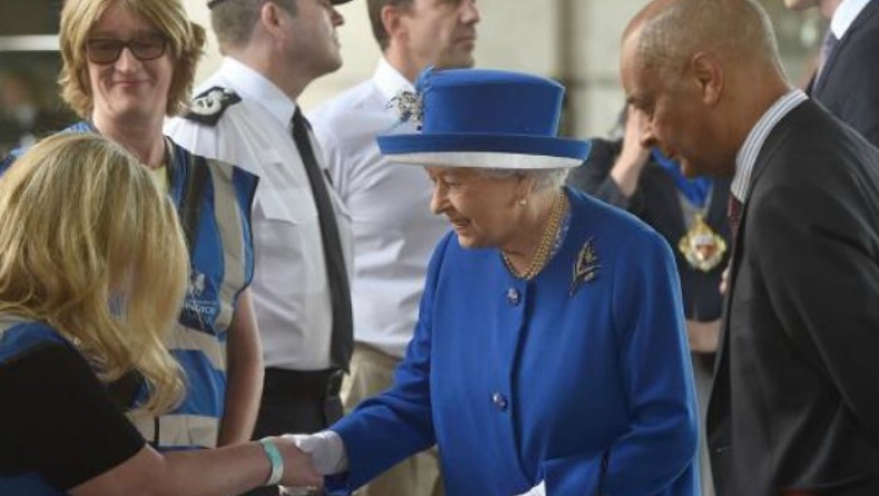H βασίλισσα Ελισάβετ στα θύματα του Grenfell Tower (pics & vid)