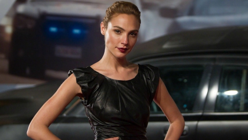 H Wonder Woman... τραγουδάει με τα εσώρουχα (vid)