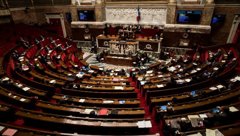 Γαλλία: Η κυβέρνηση απαγορεύει σε υπουργούς και βουλευτές να προσλαμβάνουν μέλη των οικογενειών τους
