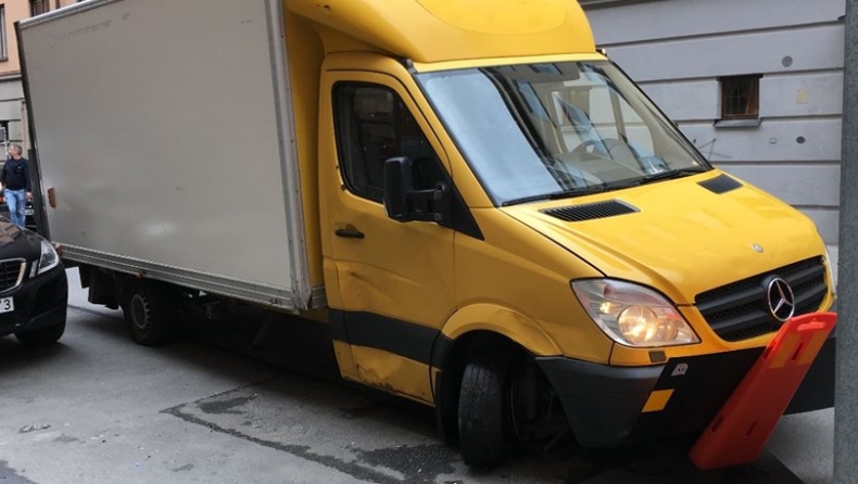 Στοκχόλμη: Φορτηγάκι έπεσε πάνω σε αυτοκίνητα (vid)