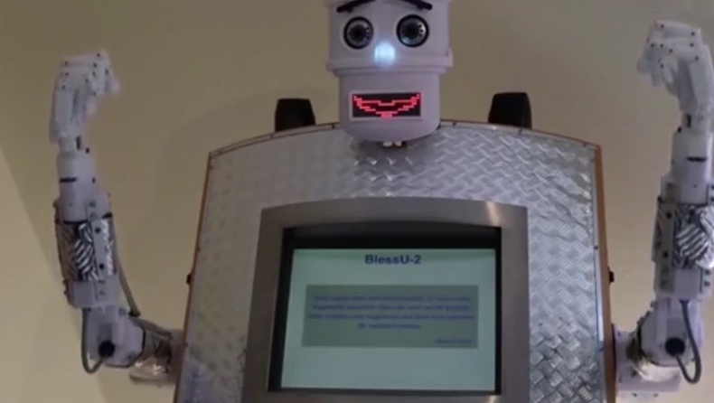 Ρομπότ-ιερέας που σε ευλογεί σε πέντε γλώσσες (pics & vid)