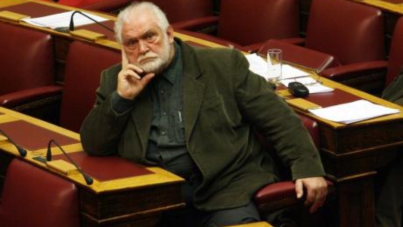 Τα... μαζεύει ο Καζάκος για όσους ξενιτεύονται (vid)