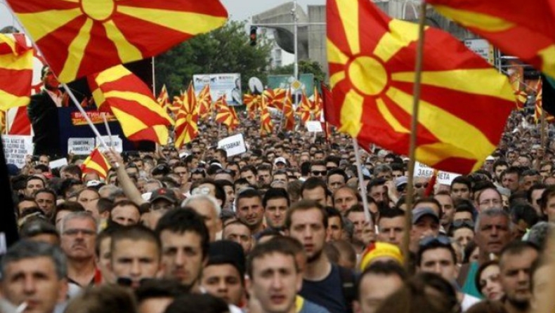 Σκόπια: Ρίχνουν τα αγάλματα του Μεγάλου Αλεξάνδρου (vid)