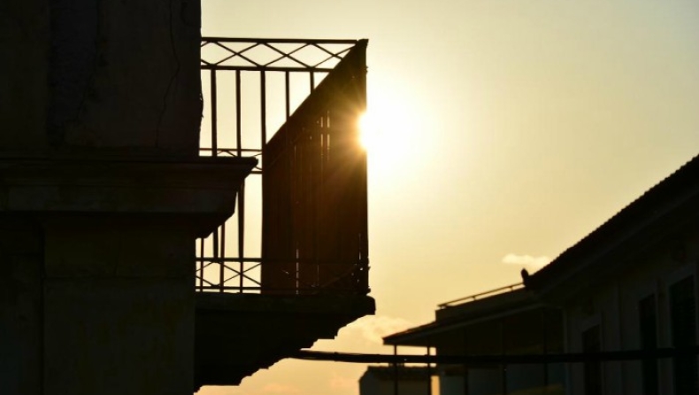 Βρήκαν 18χρονο με καρφωμένο μαχαίρι στο λαιμό του