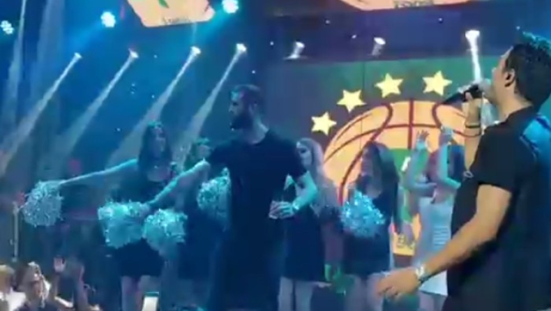 Το χορευτικό του Παππά με τις τσιρλίντερς! (vid)
