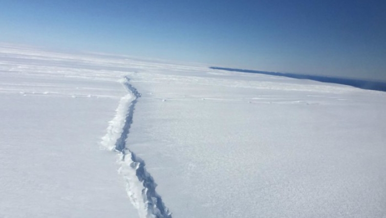 Το τεράστιο παγόβουνο που ετοιμάζεται να αποκολληθεί από την Ανταρκτική (pics & vid)