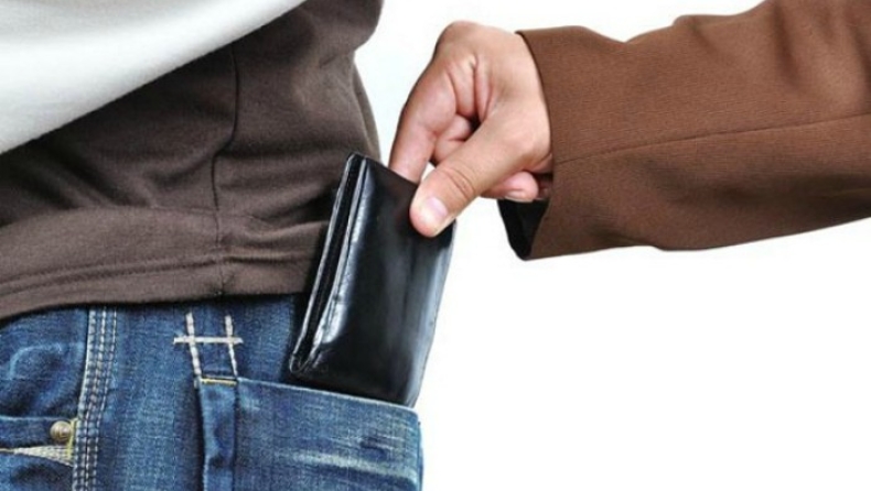 Ένας αστυνομικός βρήκε πορτοφόλι με 2000 ευρώ και το επέστρεψε