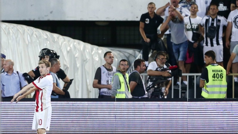 Αντικείμενα από την εξέδρα σε παίκτες του Ολυμπιακού! (vids)