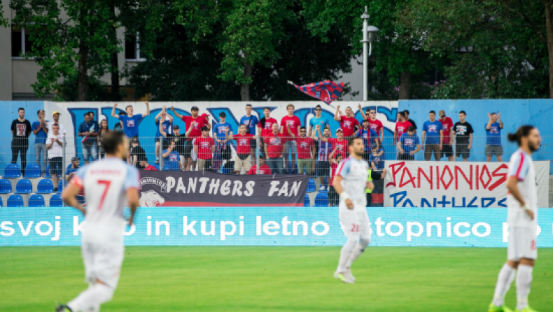 Η «κυανέρυθρη» εξέδρα