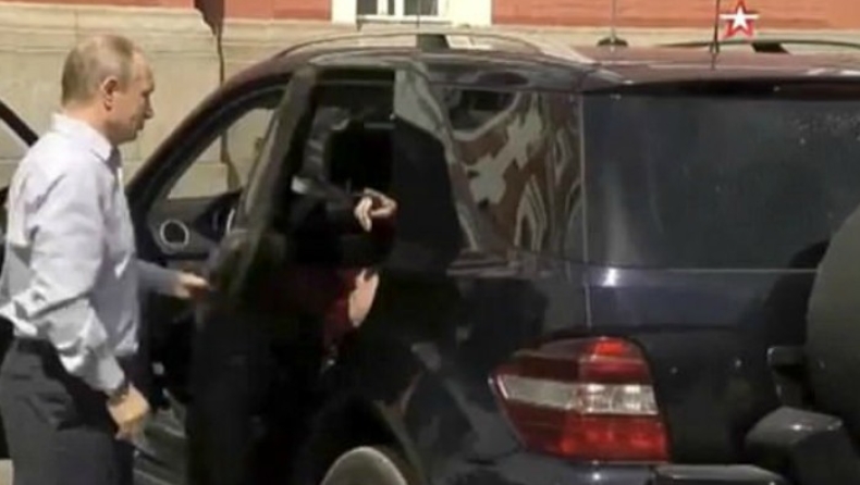 Η γυναίκα-μυστήριο στο αυτοκίνητο του Πούτιν (vid)