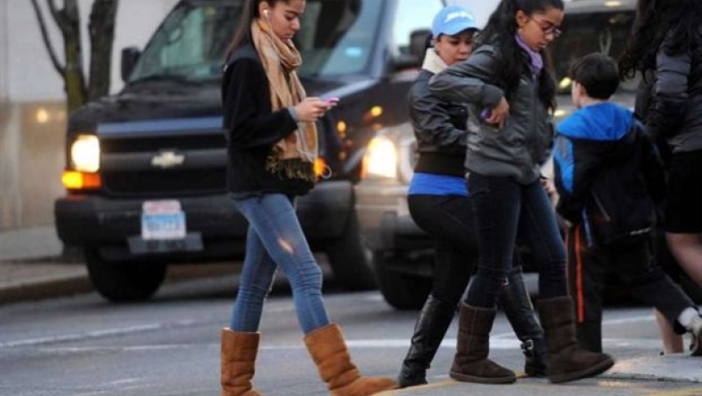 Πρόστιμα σε όσους διασχίζουν διαβάσεις χαζεύοντας το κινητό