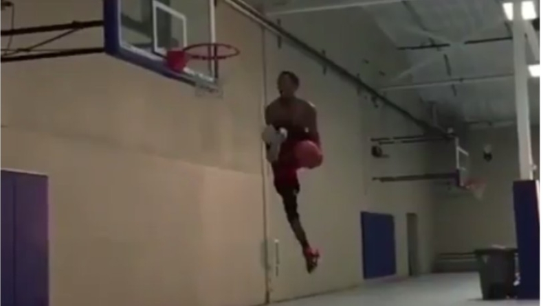 Πέρασε τη μπάλα δύο φορές κάτω από τα πόδια και κάρφωσε! (vid)