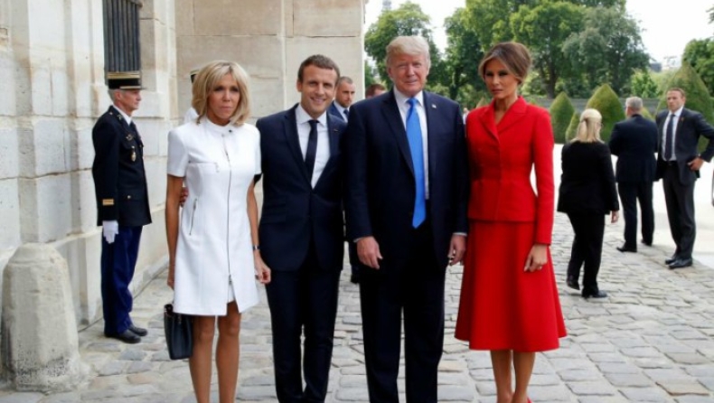 Ασυγκράτητος ο Μακρόν: Τον κατηγόρησαν πως χούφτωσε δημόσια την Μπριζίτ