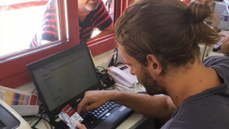 Στα εκδοτήρια για τα εισιτήρια διαρκείας ο Μπόγρης (pics)