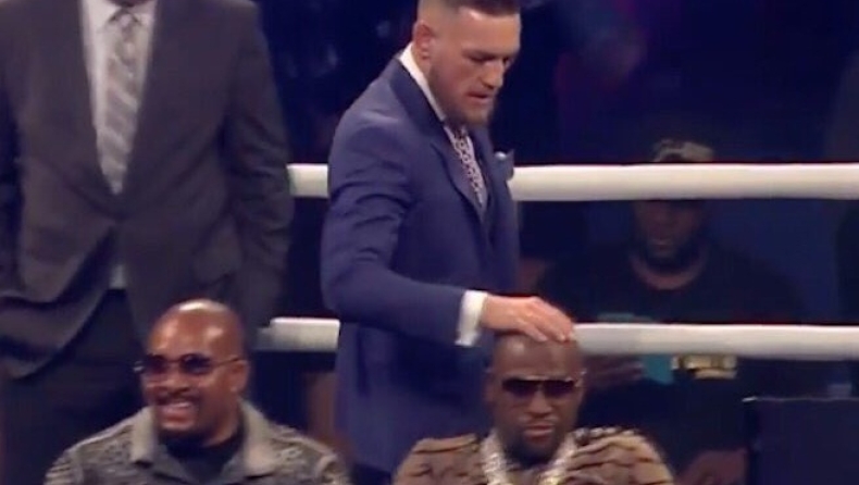 Ο McGregor προκαλεί τον Mayweather τρίβωντας το κεφάλι του! (vid)