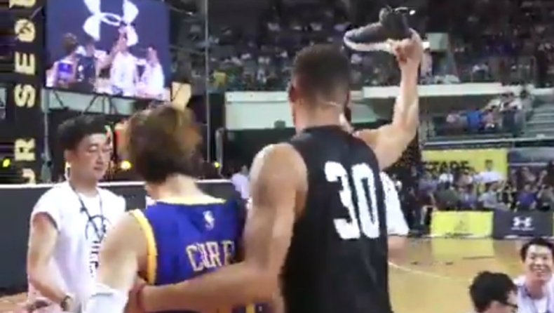 Πέταξε τα παπούτσια του ΛεΜπρόν ο Κάρι! (vid)