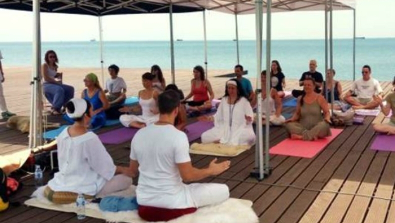 Πας βόλτα στη νέα παραλία Θεσσαλονίκης; Κάνεις δωρεάν γιόγκα!
