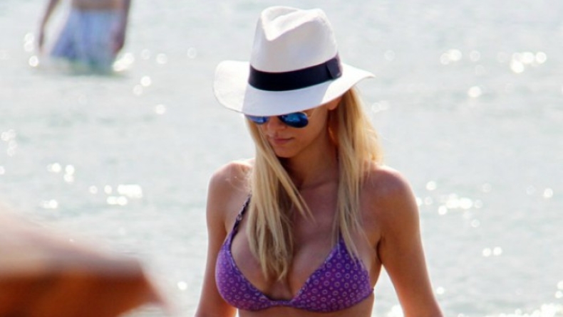 H κορυφαία εμφάνιση της Δούκισσας στην παραλία! (pics)