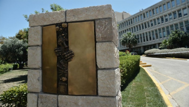 Το πολυσυζητημένο «μνημείο πεσόντων» της ΕΡΤ (pics)