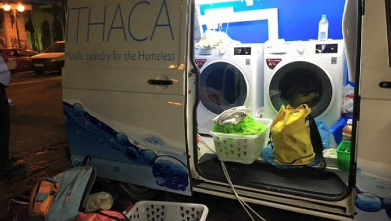 Το κινητό πλυντήριο που... καθαρίζει τα ρούχα των αστέγων