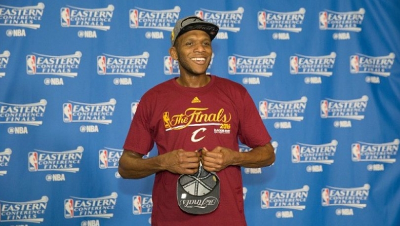 Γίνεται αντιπρόεδρος των Σανς ο Τζέιμς Τζόουνς