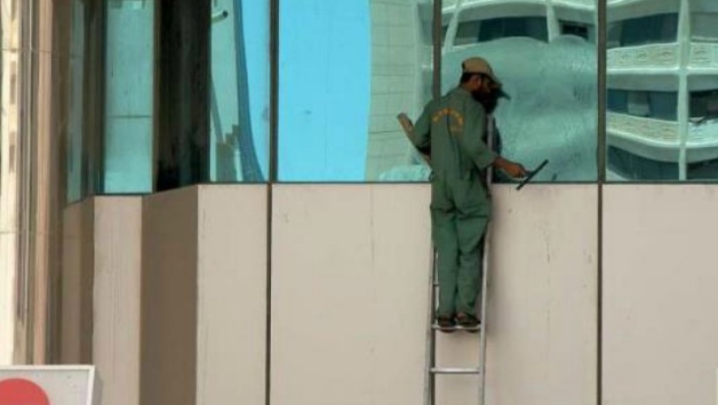 Απολύθηκε επειδή έφαγε τυρί από τα... σκουπίδια