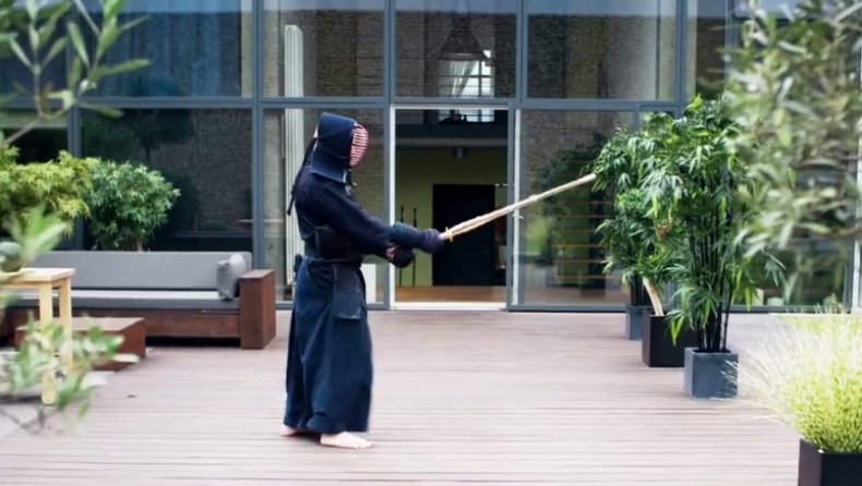 Ο Ποντόλσκι φροντίζει μπονσάι και τρώει με ξυλάκια (vid)