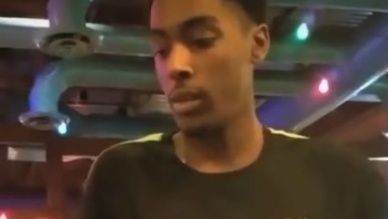 Η δύσκολη μέρα ενός σερβιτόρου ανταμείφθηκε με φιλοδώρημα 300 δολαρίων (vid)