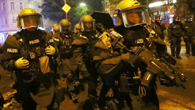 G20: Οι διαδηλωτές στο Αμβούργο τρολάρουν την αστυνομία με το Star Wars! (vids)