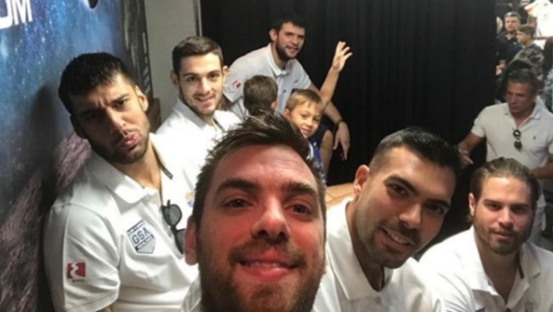 Η χαμογελαστή 5άδα της Εθνικής και τα... φιλάκια του Πρίντεζη! (pic)