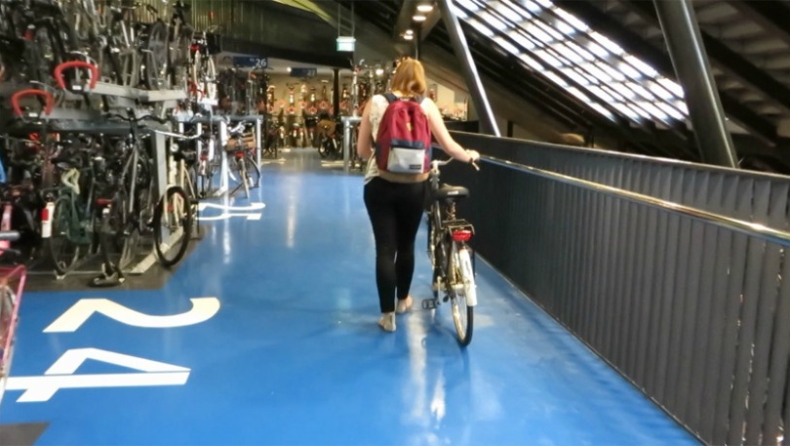 Ολλανδία: Το μεγαλύτερο γκαράζ ποδηλάτων (pics & vid)