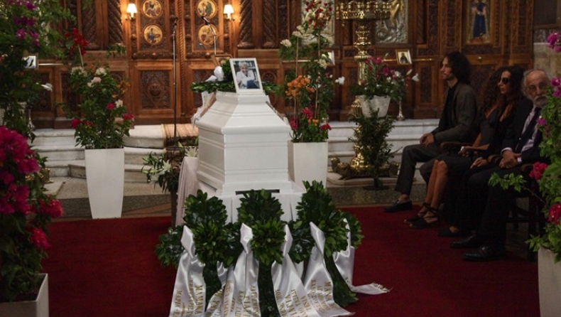 Πλήθος κόσμου στο τελευταίο αντίο στη Ζωή Λάσκαρη (pics)