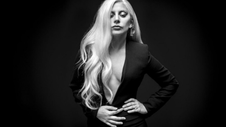 Η Lady Gaga πόζαρε σχεδόν γυμνή (pic & vid)