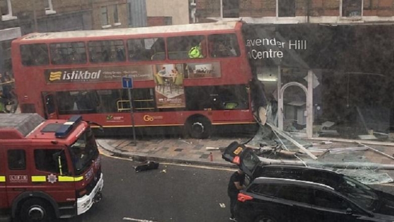 Λεωφορείο έπεσε σε κατάστημα στο Λονδίνο (pics)