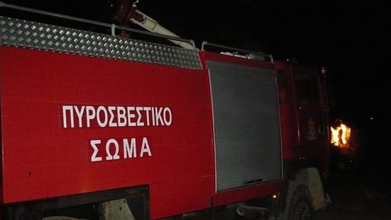 Υπό μερικό έλεγχο η φωτιά στο Μενίδι